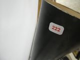 un autocollant sur lequel est inscrit « 22 22 » sur le côté d'un livre