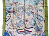 une écharpe verte avec un motif représentant des bateaux