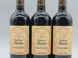 trois bouteilles de vin rouge posées côte à côte sur une table