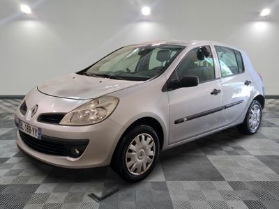 la photo d'une voiture argentée garée dans un garage