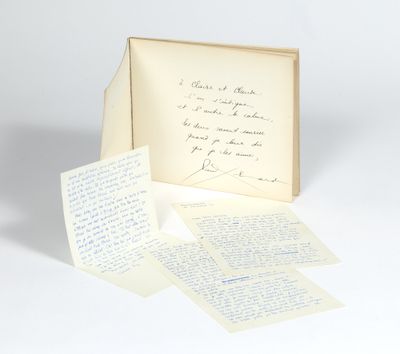 un livre ouvert posé sur une table, à côté d'une pile de papiers