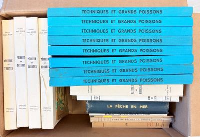 plusieurs livres empilés dans une boîte