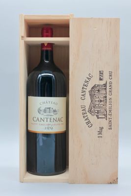 une image représentant une bouteille de vin dans un coffret en bois