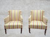 paire de fauteuils rembourrés à rayures, avec des pieds tournés