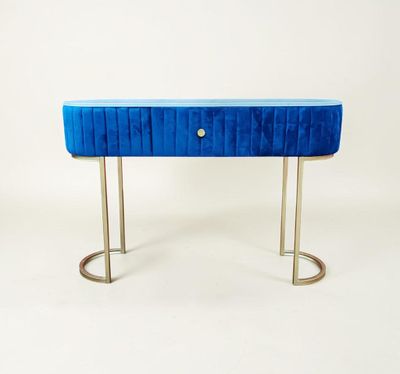 une image représentant une table bleue sur laquelle se trouve un tiroir