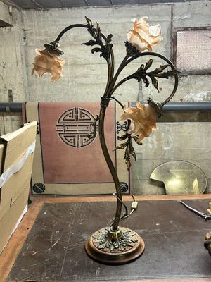 une photo d'un vase avec des fleurs posé sur une table