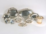 beaucoup de plats en argent sur une table blanche