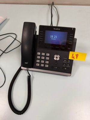 un téléphone posé sur un bureau à côté d'un clavier