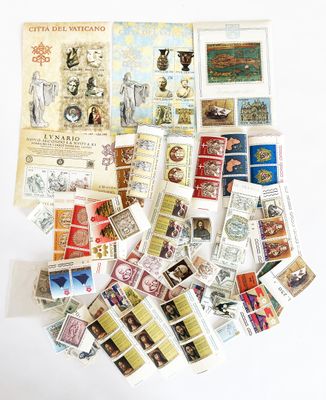 de nombreux types de timbres sur la table