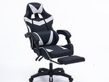 La chaise de bureau est noire et blanche, avec un motif à rayures noires et blanches.