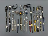 un grand nombre de montres posées sur une table