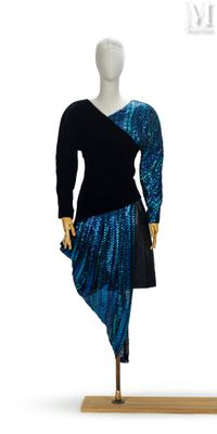 un mannequin vêtu d'une robe bleue et noire