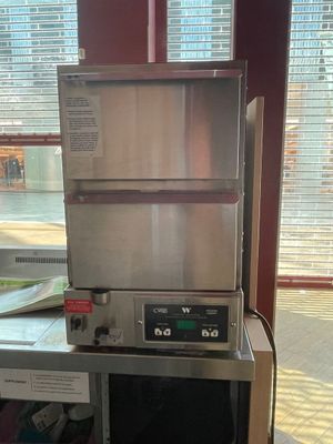 une machine posée sur une table