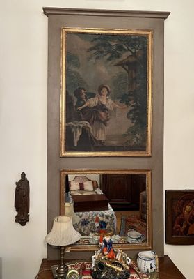 un tableau accroché au mur au-dessus d'une commode dans une pièce