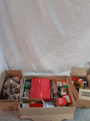 Plusieurs cartons contenant des objets divers sont posés par terre.