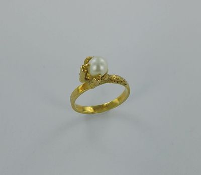 Bague or sertie d'une perle. TDD 49 environ
