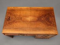 Bureau en placage de noyer, ouvrant par un tiroir en ceintur… (photo 4)