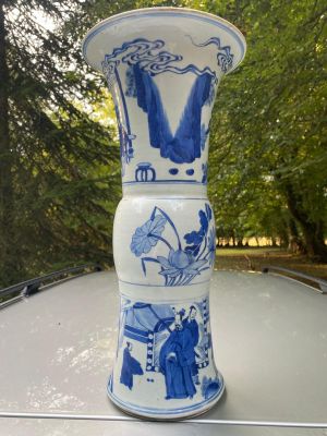 un vase bleu et blanc posé sur le toit d'une voiture