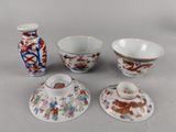 Quatre pièces de porcelaine chinoise sont posées sur une table