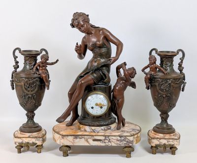 une statue représentant une femme assise sur une table, à côté de trois vases et d'une horloge