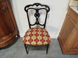 une chaise ornée d'un motif rouge et jaune