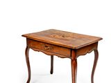 l'image d'une petite table avec un tiroir