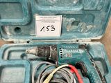 une mallette bleue contenant une perceuse et un cordon