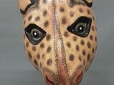 un masque de girafe exposé sur un socle