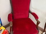 une chaise rouge qui se trouve à côté d'un panier rouge
