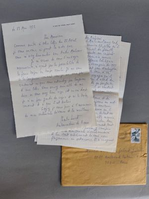 Plusieurs lettres et enveloppes sont posées sur le réfrigérateur.