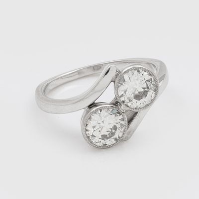 gros plan d'une bague en diamant sur fond blanc
