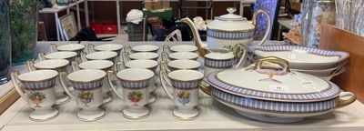 beaucoup de tasses et de soucoupes sur la table