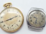 deux montres assises l'une à côté de l'autre sur une surface blanche