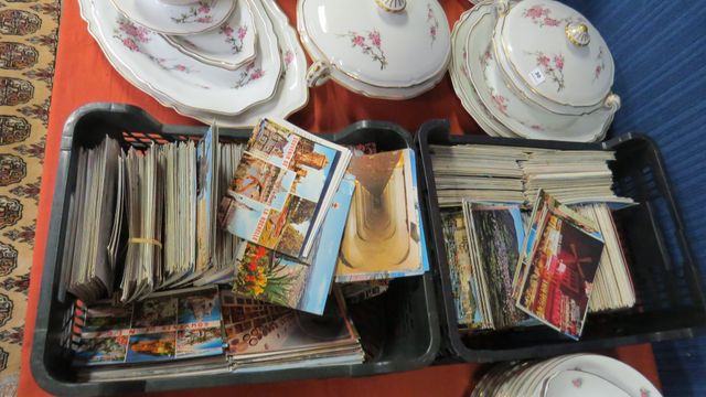 Un lot de cartes postales modernes
