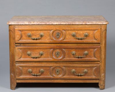 une vieille commode en bois avec un plateau en marbre