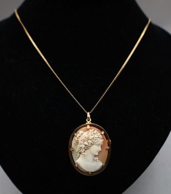 un collier plaqué or avec un camée, un camée, un camée, un camée, un camée, un camée, un camée, un camée, un camée, un camée, un camée, un camée, un camée, un camée