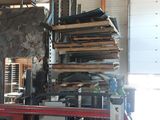 une image représentant une grande machine à l'intérieur d'un bâtiment