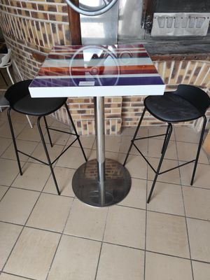 Table haute en bois stratifié et piètement en métal et deux …