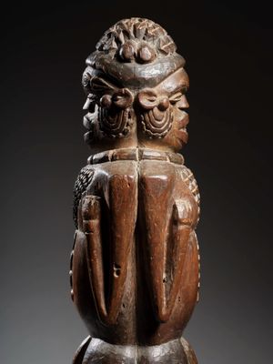 un gros plan sur une statue en bois représentant un homme barbu