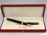 une image représentant un stylo dans une boîte rouge bordée d'or