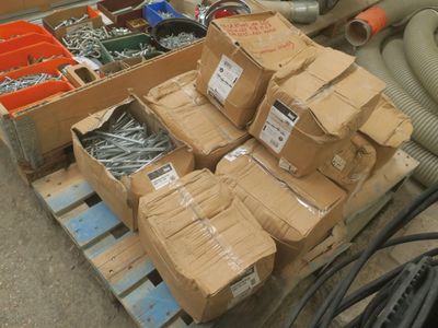 de nombreuses boîtes de vis et d'autres outils sur une palette