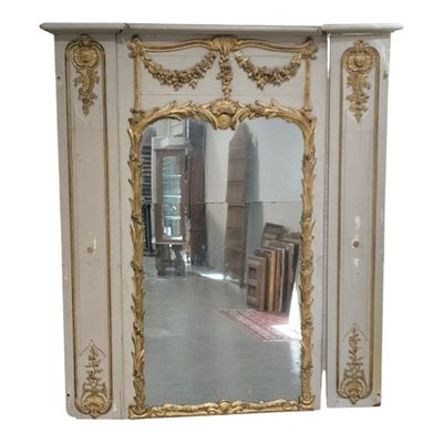 un miroir accroché au mur