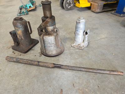 3 crics bouteilles dont 1 de 6 tonnes.