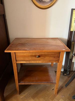 une petite table en bois avec un tiroir en dessous