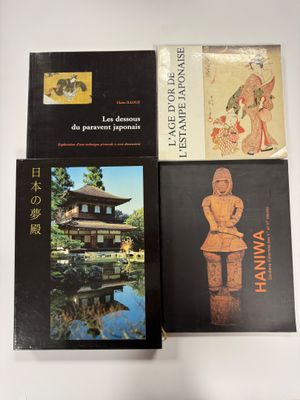 trois livres sur une table blanche sur fond blanc