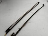 une paire de deux fils métalliques noirs et dorés sur une surface blanche