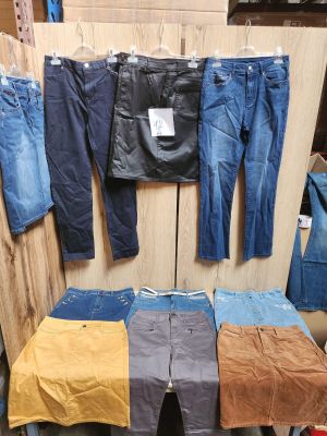 Lot de 10 pantalons et jupes femme, tailles 36, différents coloris. Le