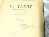 un livre posé sur un lit recouvert d'un drap blanc