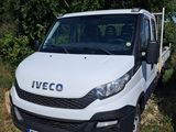 un camion blanc garé sur le bord de la route