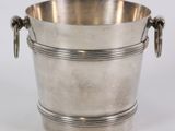 un seau à glace ancien plaqué argent, muni de poignées, sur fond blanc